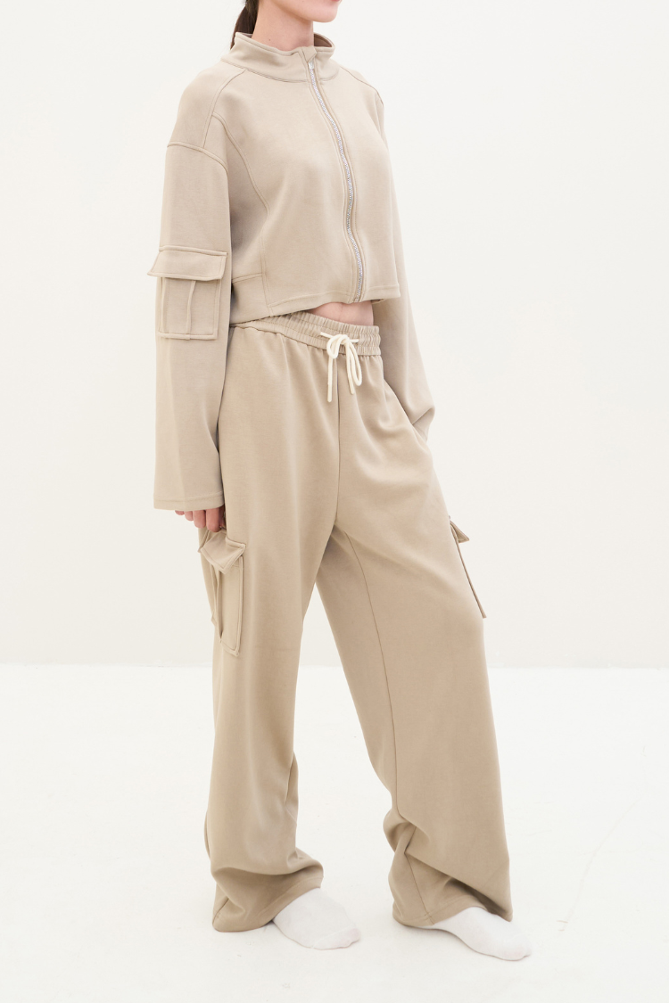 Person wearing a beige tracksuit on a white background.
ELOWEN sports-set (Toffee) Track suit zipper sweater and sweatpants beige color. Active wear right side display.