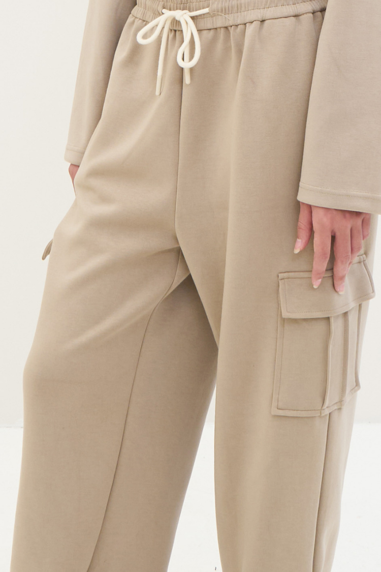 ELOWEN sports-set (Toffee) Track suit zipper sweater and sweatpants beige color. Active wear Front Wide legged sweat pants close up.