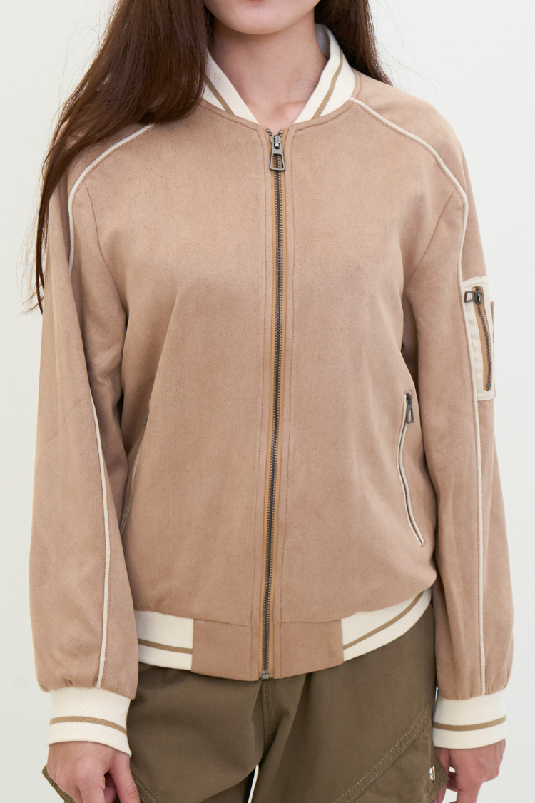 NAILA BASIC jacket in beige color with zipper. Unisex jacket. Full body styling image. Women wearing a beige bomber jacket with white trim. Zipper bomber jacket.