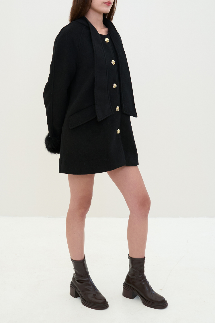NOOR coat Women’s back coat. Wool, Combined Cotton, Vegan Fur.
Black coat with fur cuffs and gold buttons. NOOR coat Women’s back coat. Wool, Combined Cotton, Vegan Fur. Full body image.