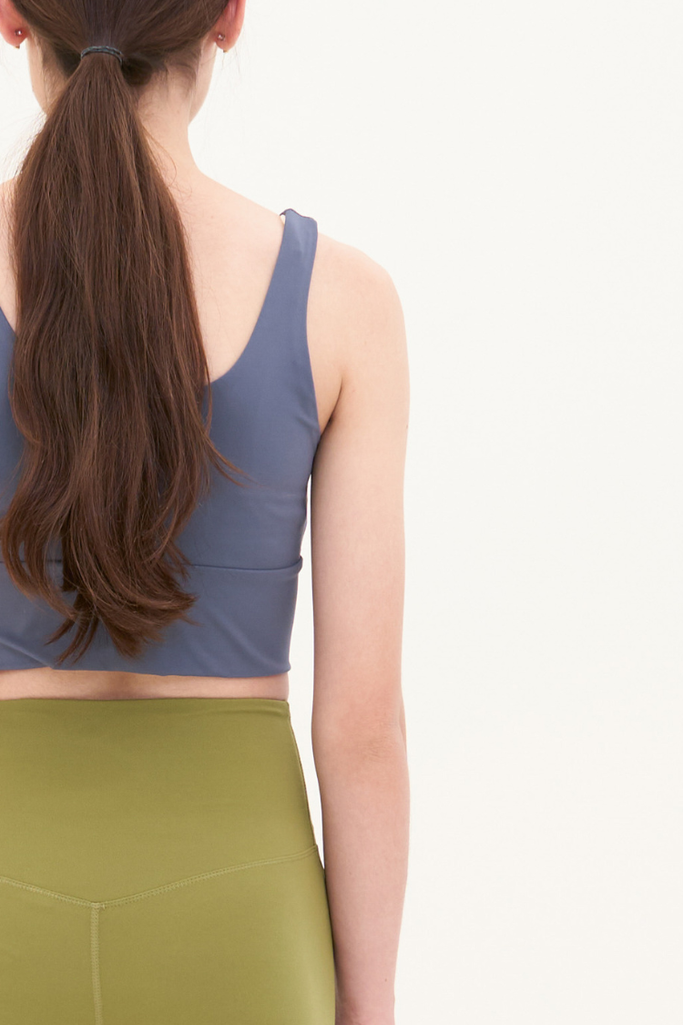 Women’s Navy blue sports bra with a zipper. Women’s high impact sports bra. Nike sports bra. best sports bra. Woman's athletic wear. Active wear. yoga top. Back image.