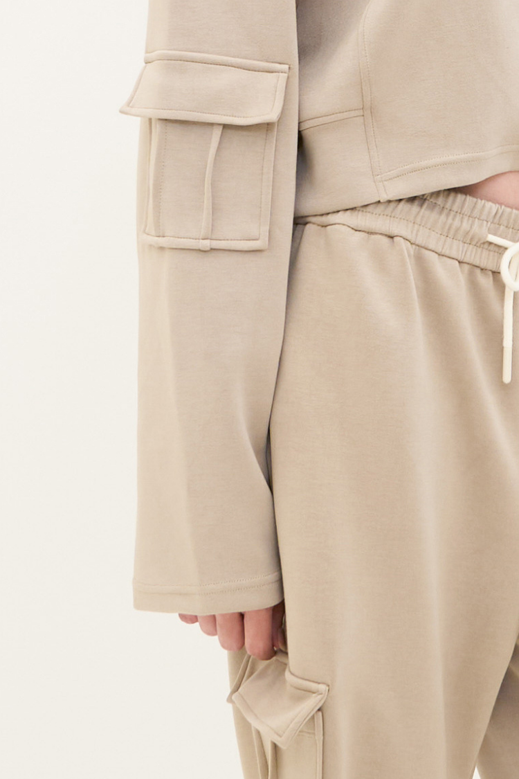 ELOWEN sports-set (Toffee) Track suit zipper sweater and sweatpants beige color. Active wear front display. Close up.